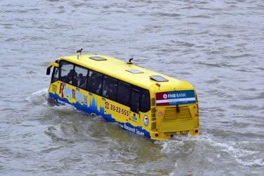 Idegenforgalom - Kétéltű autóbusz a Dunán