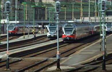 Közlekedés - Budapest - Modern vasúti szerelvény a Déliben