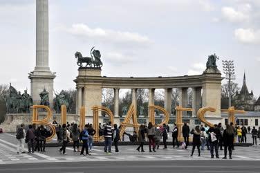 Idegenforgalom - Budapest - Térplasztika a Hősök terén