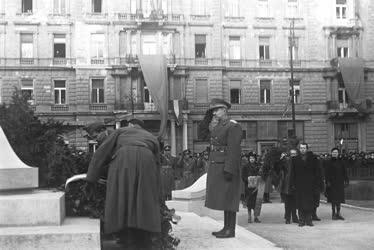 Ünnepség - A szovjet hősök emlékművének megkoszorúzása 