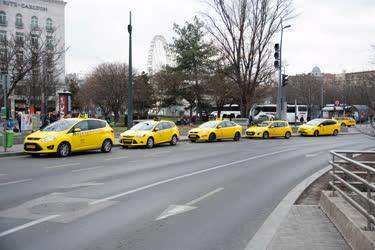Közlekedés - Budapest - Taxiállomás