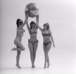 Kereskedelem - Reklám - Lányok strandlabdával