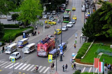 Idegenforgalom - Budapest - Turistabuszok 