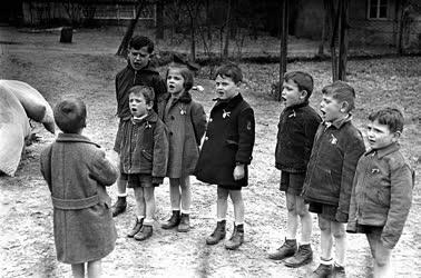 Oktatás - Gyermekek énekelnek az otthon udvarán