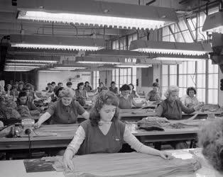 Ipar - Textilipar - Műszálas harisnya gyártása az Óbudai Harisnyagyárban