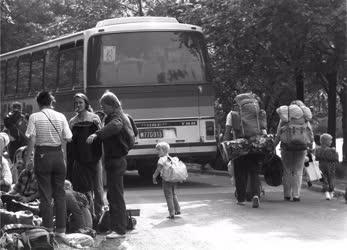 Menekültügy - Elindulnak Budapestről az NDK menekültek