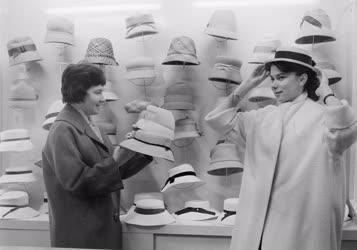 Kereskedelem - Önkiszolgáló női kalaposztály a Kálvin téri Áruházban