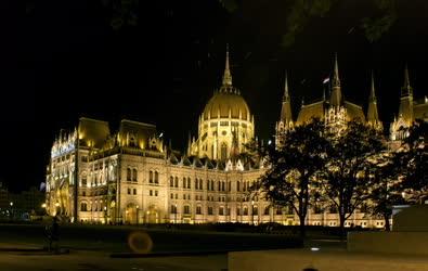 Épület - Budapest - Elkészült a Parlament díszkivilágítása