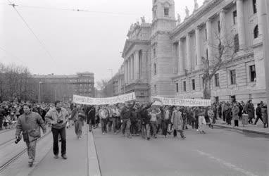 Belpolitika - Demonstráció március 15-én a Kossuth térnél