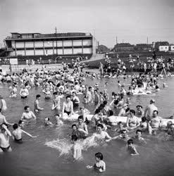 Szabadidő - Strandolók Budapesten