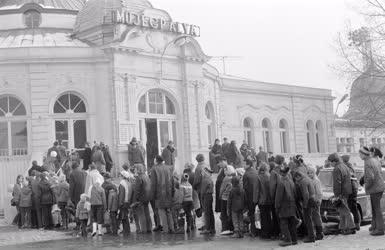 Városkép-életkép - Sorban állók a Városligeti Műjégpálya előtt