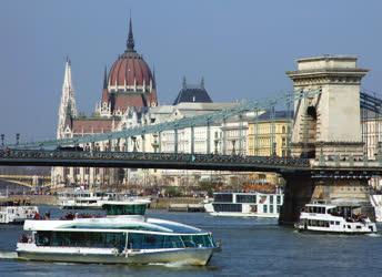 Városkép - Budapest - Turistákat szállító hajók a Dunán