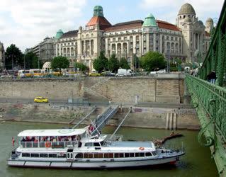 Városkép - Budapest - Kishajó köt ki a Szent Gellért térnél