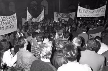 Tüntetés - A Fidesz demonstrációja a szovjet nagykövetség előtt