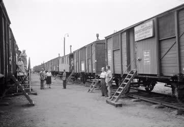 Ipar - Közlekedés - Lakóvagonok a vasúti pálya felújításán 