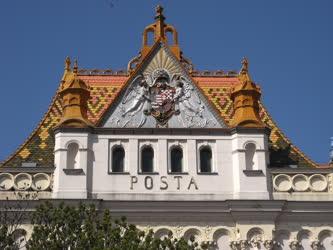 Épület - Pécs - A Postapalota díszes homlokzata
