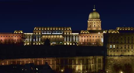 Épület - Budapest - A Budai Várpalota esti kivilágításban