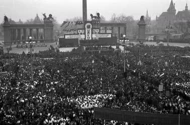 Belpolitika - SZIT díszszemle a Hősök terén