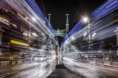 Közlekedés - Budapest - Fényillamosok a Szabadság hídon