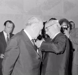 Külkapcsolat - Erich Honecker kitünteti Kádár Jánost