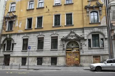Városkép - Budapest - Felújításra váró eklektikus bérház a Baross utcában 