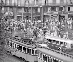 Életkép - Közlekedés - Budapesti utcakép 