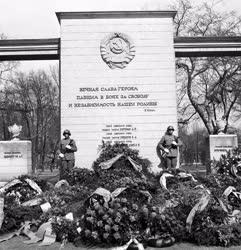 Fegyveres erők - Szovjet hősi emlékmű koszorúzása
