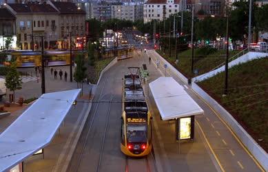 Közlekedés - Budapest - Fonódó villamos a Széll Kálmán téren