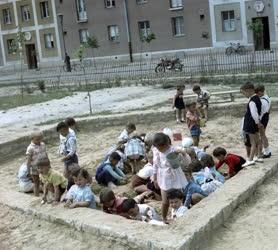 Városkép - Életkép - Játszó gyerekek Dunaújvárosban
