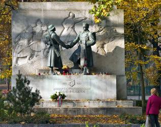 Köztéri szobor - Budapest - Világháborús emlékmű a Városmajorban