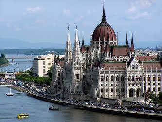 Városkép - Budapest - A Parlament épülete a Duna-parton