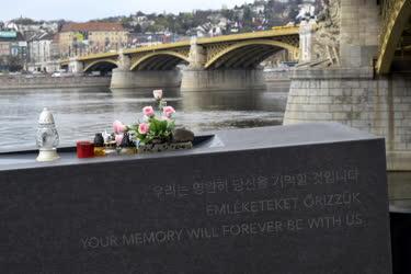 Emlékezés - Budapest - Hableány áldozatainak emlékműve  