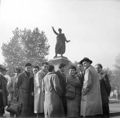 Ötvenhat emléke - Egyetemisták a Petőfi-szobornál