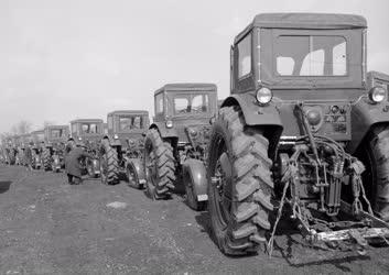 Mezőgazdaság - Több mint kétszáz traktor érkezett a Szovjetunióból a magyar mezőgazdaságnak