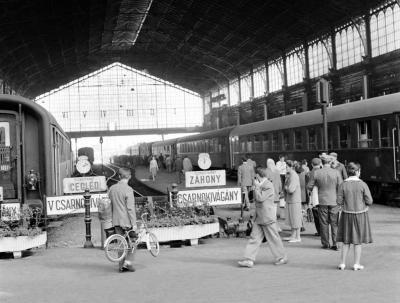 Életkép - Emberek munka után szombaton Budapesten   