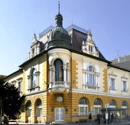 Városkép – Szolnok - Díszes régi épület a Kossuth Lajos utcában