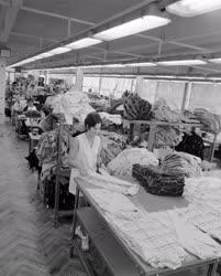 Ipar - Textilipar - A Hódiköt műhelyében