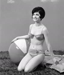 Divat - Star Fűző és Fehérnemű készítő Ktsz 1966-os fürdőruhái