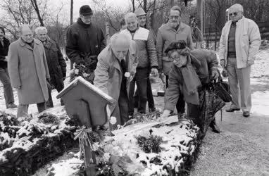 Temető - Göncz Árpád a helyreállított 301-es parcellánál 