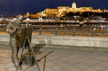 Városkép - Budapest - Festő szobra esti fényben