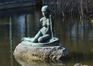 Műalkotás - Budapest - Ülő lány szobra