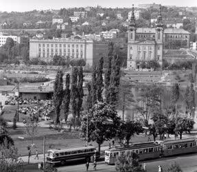 Városkép - A Feneketlen-tó környéke