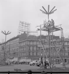 Reklám - Szerelik a Budapesti Ipari Vásár neonreklámját 