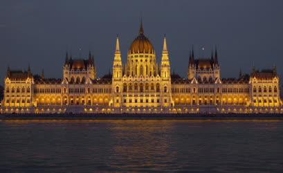 Városkép - Budapest - A Parlament kivilágított épülete