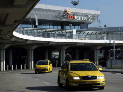 Közlekedés - Budapest - Taxik a Liszt Ferenc Repülőtérnél