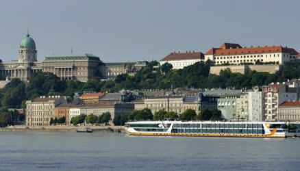 Turizmus - Budapest - Külföldi hotelhajó érkezett