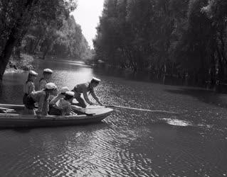 Szabadidő - Táborozik a Búvár Kund vízi úttörőcsapat  