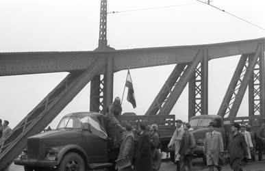 Ötvenhat emléke - Tüntetők a Szabadság hídon