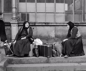 Életkép - Csomagjaik mellett várakozó asszonyok