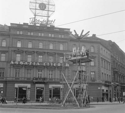 Városkép - Szerelik a Budapesti Ipari Vásárt reklámozó neont  